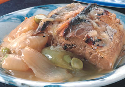 新タマネギと焼きさばの煮込み