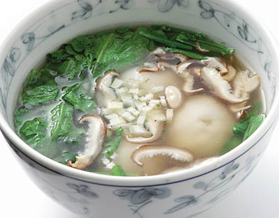 シュンギクと白玉団子の中華スープ
